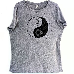 Life Elsewhere Yin-Yang Moon & Sun Graphic Tee – Size XL